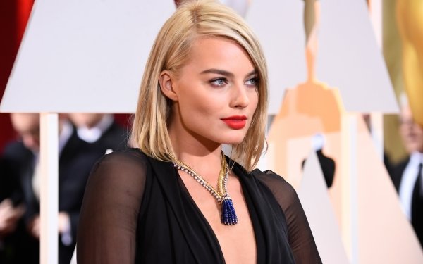 Celebrity Margot Robbie Actress Australian Blonde Lipstick Necklace HD Wallpaper | Background Image