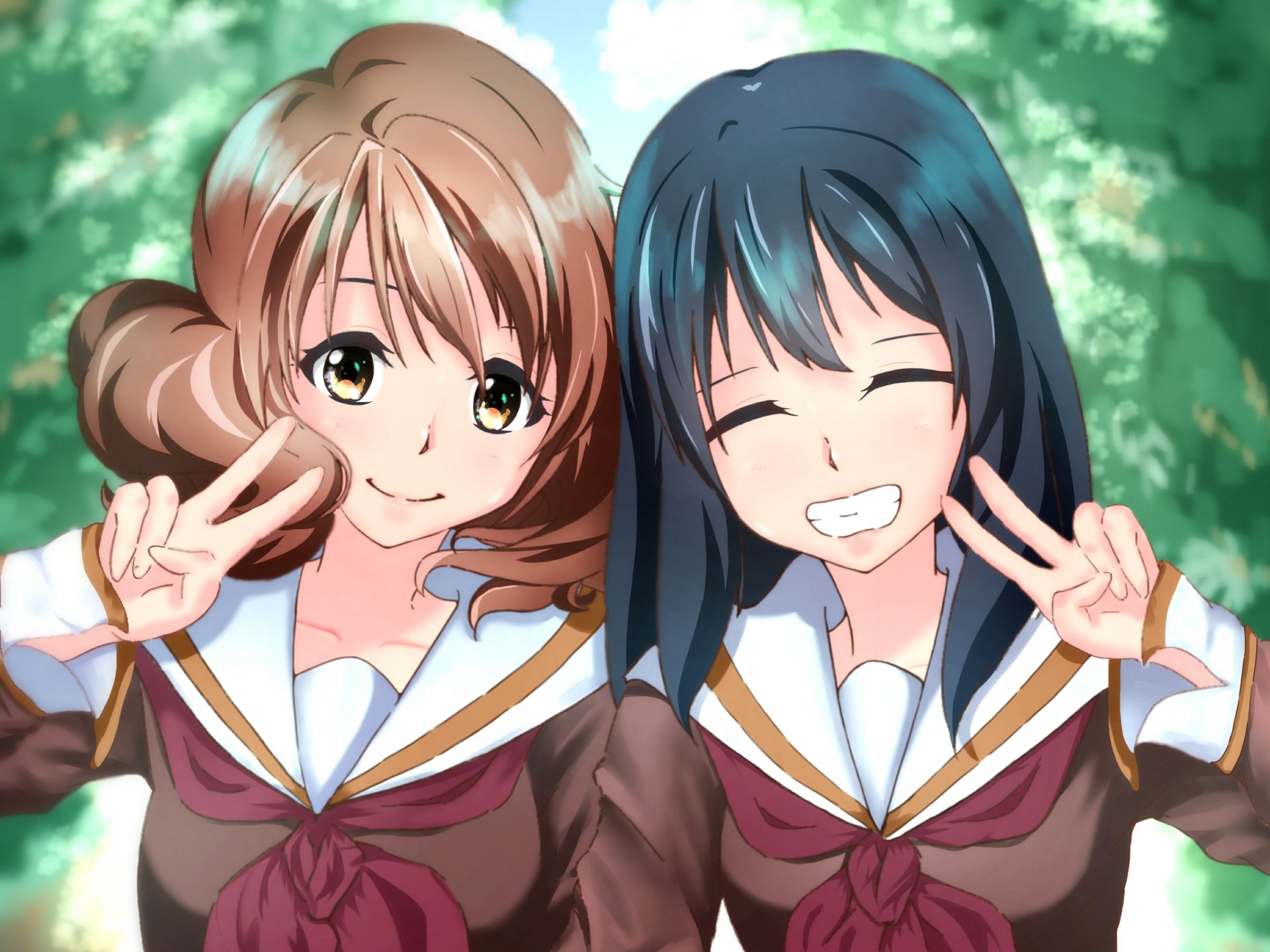 Reina Kousaka and Kumiko Oumae from Sound! Euphonium smiling and flashing peace signs in school uniforms — 2K Quad HD PC desktop wallpaper.