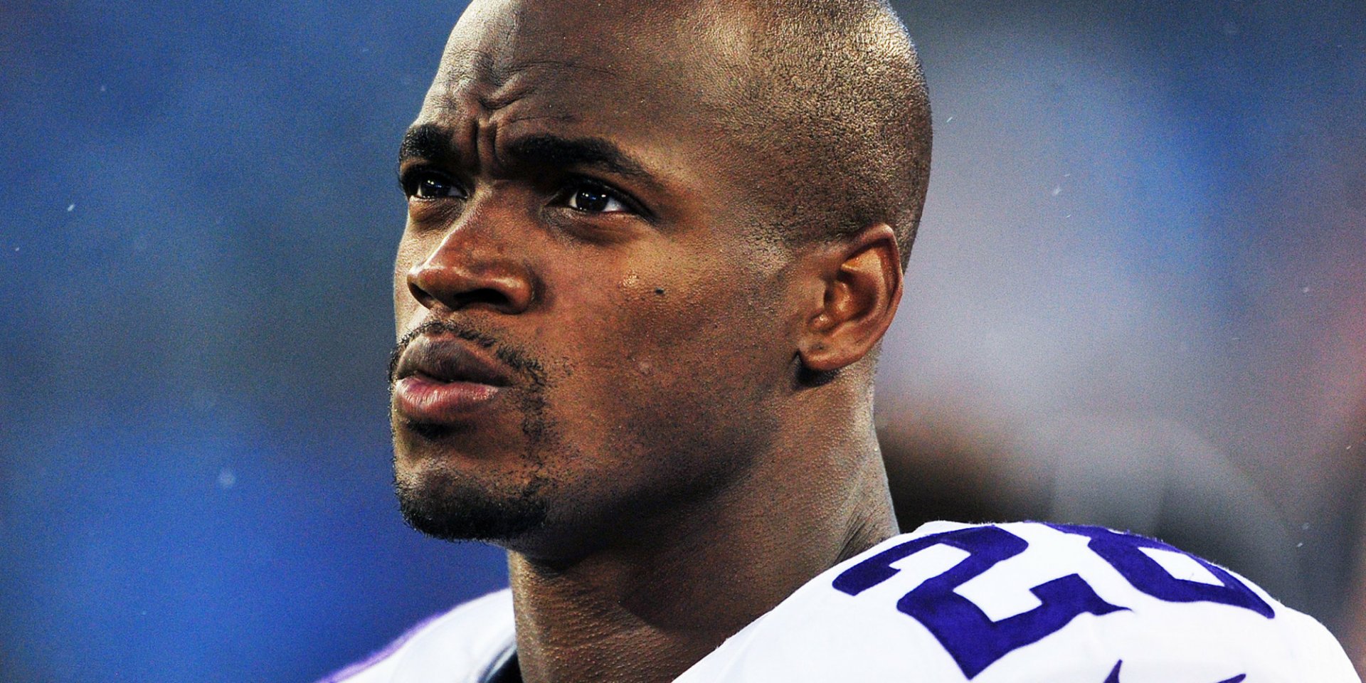 HD desktop wallpaper featuring a focused athlete in a number 28 jersey, serving as a dynamic background.