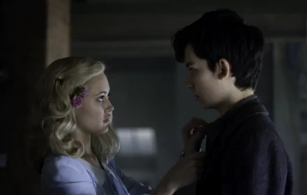 Ella Purnell and Asa Butterfield in a scene from Miss Peregrine's Home for Peculiar Children, featured as a 4K Ultra HD PC desktop wallpaper.