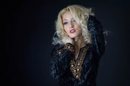 Blonde woman model with red lipstick poses against a dark background in this 4K Ultra HD PC desktop wallpaper.