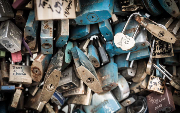 close-up Romantic man made lock HD Desktop Wallpaper | Background Image