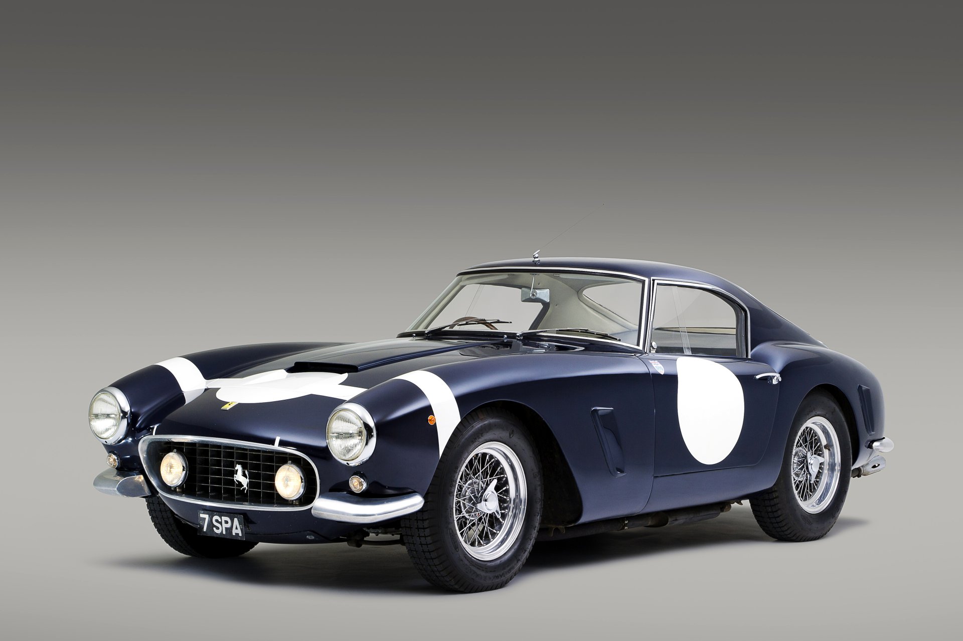 4K Ultra HD PC wallpaper: deep blue Ferrari 250 GT grand tourer car with white racing roundels on a neutral studio background.