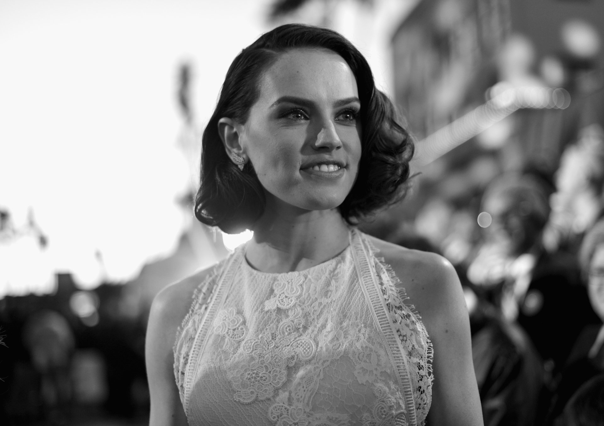 Monochrome 4K Ultra HD wallpaper featuring actress Daisy Ridley at a glamorous event, captured in a detailed and striking portrait.