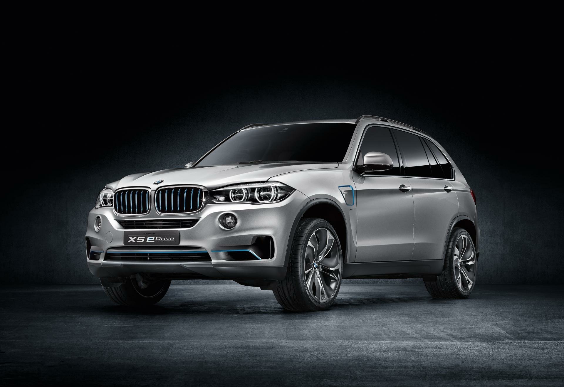 Silver BMW X5 SUV, front three-quarter view on a dark textured backdrop — HD PC desktop wallpaper showcasing the car and vehicle.