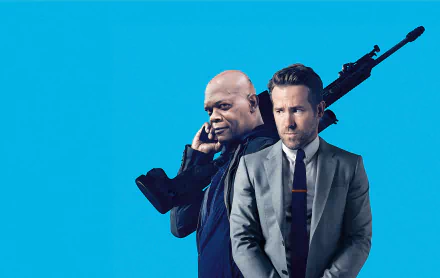 4K poster-style desktop wallpaper for the movie The Hitman's Bodyguard: two men back-to-back—one in a suit, the other holding a rifle—set against a vivid blue background.