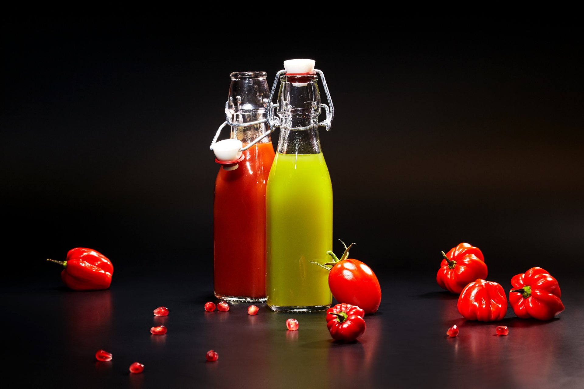 5K Ultra HD PC desktop wallpaper: red and green tomato juices in glass bottles surrounded by fresh tomatoes on a dark surface.