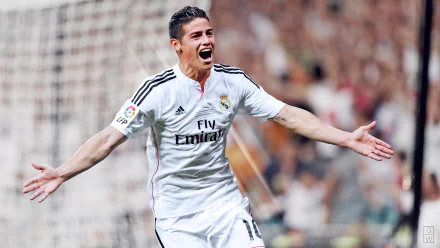 5K Ultra HD desktop wallpaper: a jubilant Real Madrid C.F. soccer player celebrating a goal, arms outstretched on the pitch.