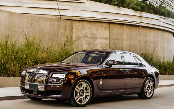 Black Rolls-Royce Ghost parked by a curved concrete wall, captured in a high-resolution 4K Ultra HD image for PC desktop wallpaper and background.