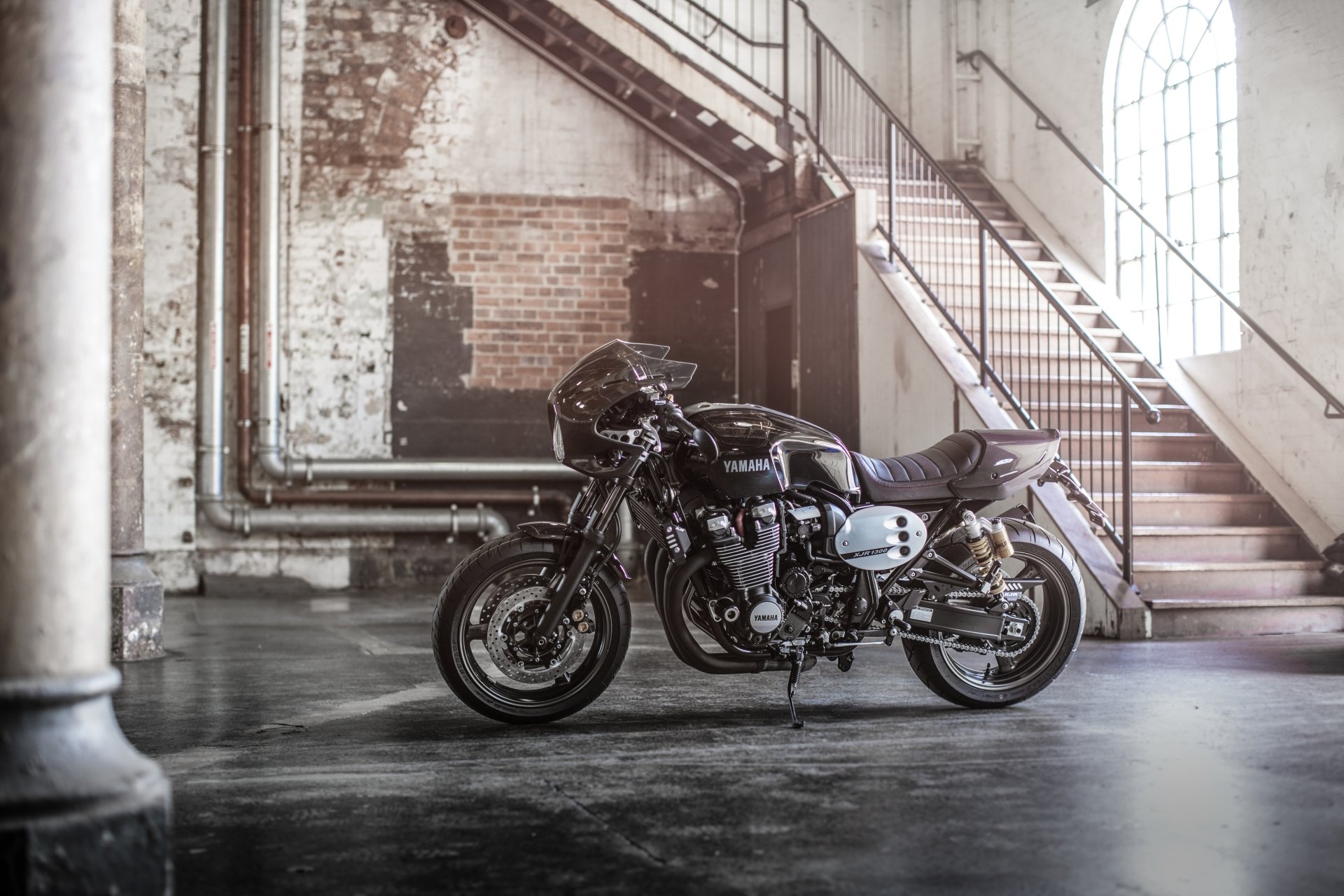 Yamaha XJR1300 motorcycle vehicle in an industrial loft with dramatic light — 4K Ultra HD PC desktop wallpaper/background.
