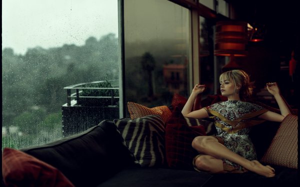 Célébrités Emma Stone Actrices États Unis Actress American Réflection Gouttes de pluie Sofa Blonde Fond d'écran HD | Image
