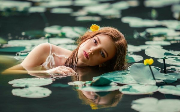 Mujeres Modelo Modelos Pond Lily Pad Flor Lipstick Reflejo Fondo de pantalla HD | Fondo de Escritorio