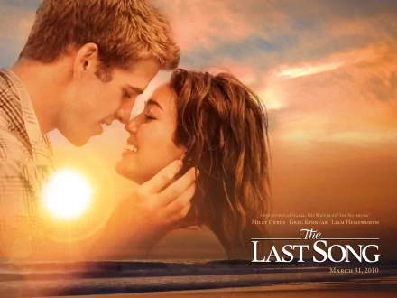 HD PC desktop wallpaper featuring a close-up of Hemsworth and a co-star in a tender moment from the 2010 movie The Last Song against a sunset backdrop.