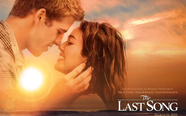 HD PC desktop wallpaper featuring a close-up of Hemsworth and a co-star in a tender moment from the 2010 movie The Last Song against a sunset backdrop.