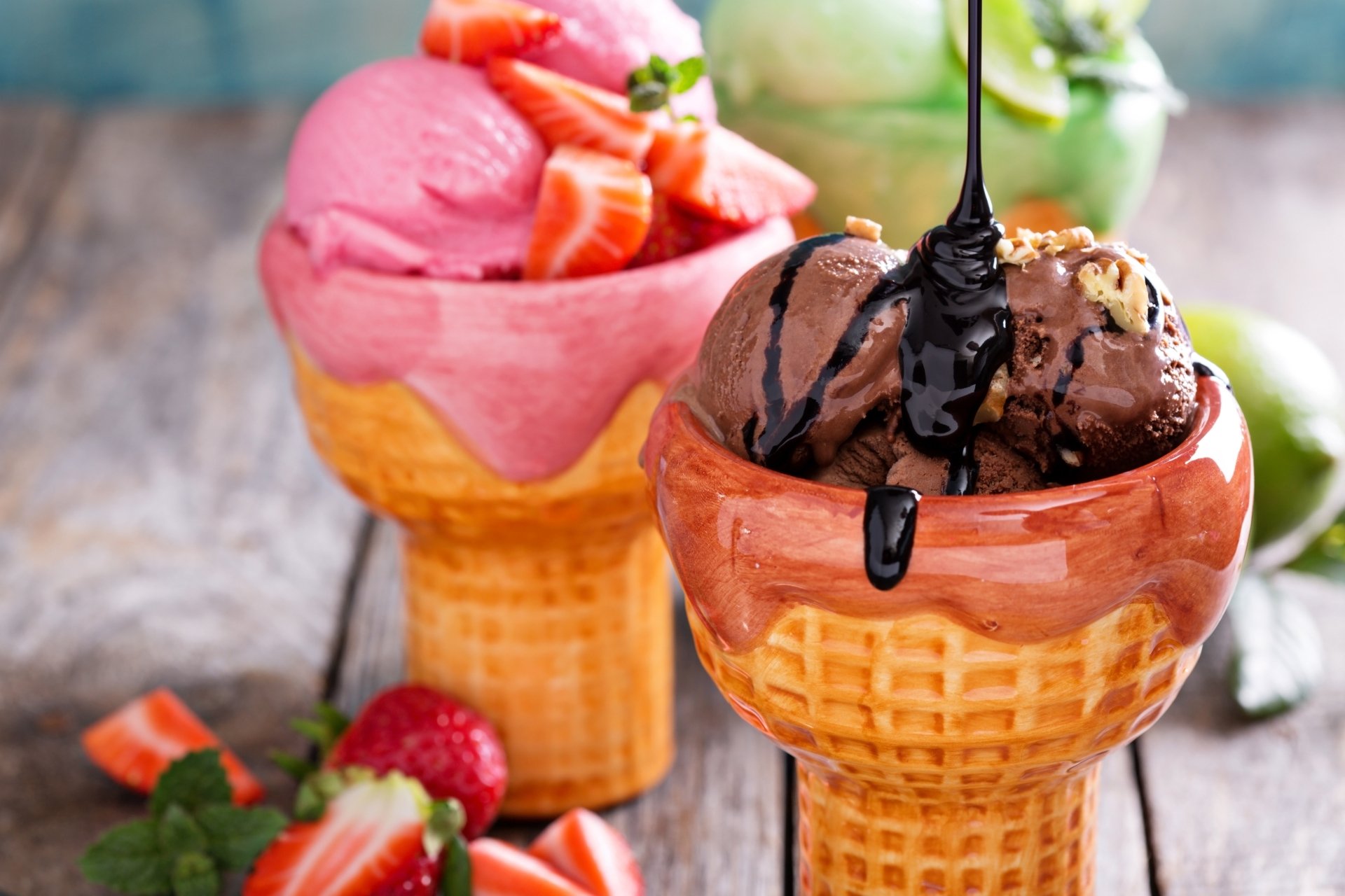4K Ultra HD wallpaper featuring a close-up of waffle cones filled with chocolate and strawberry ice cream, topped with fresh strawberries and chocolate syrup drizzle.