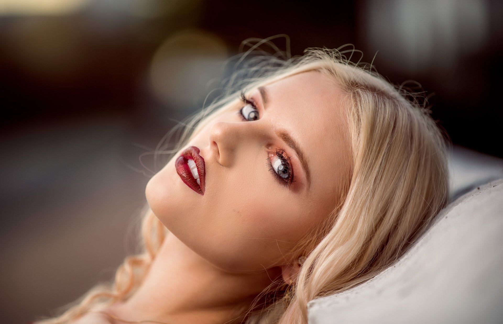 Download Blue Eyes Blonde Lipstick Model Woman Face 4k Ultra Hd