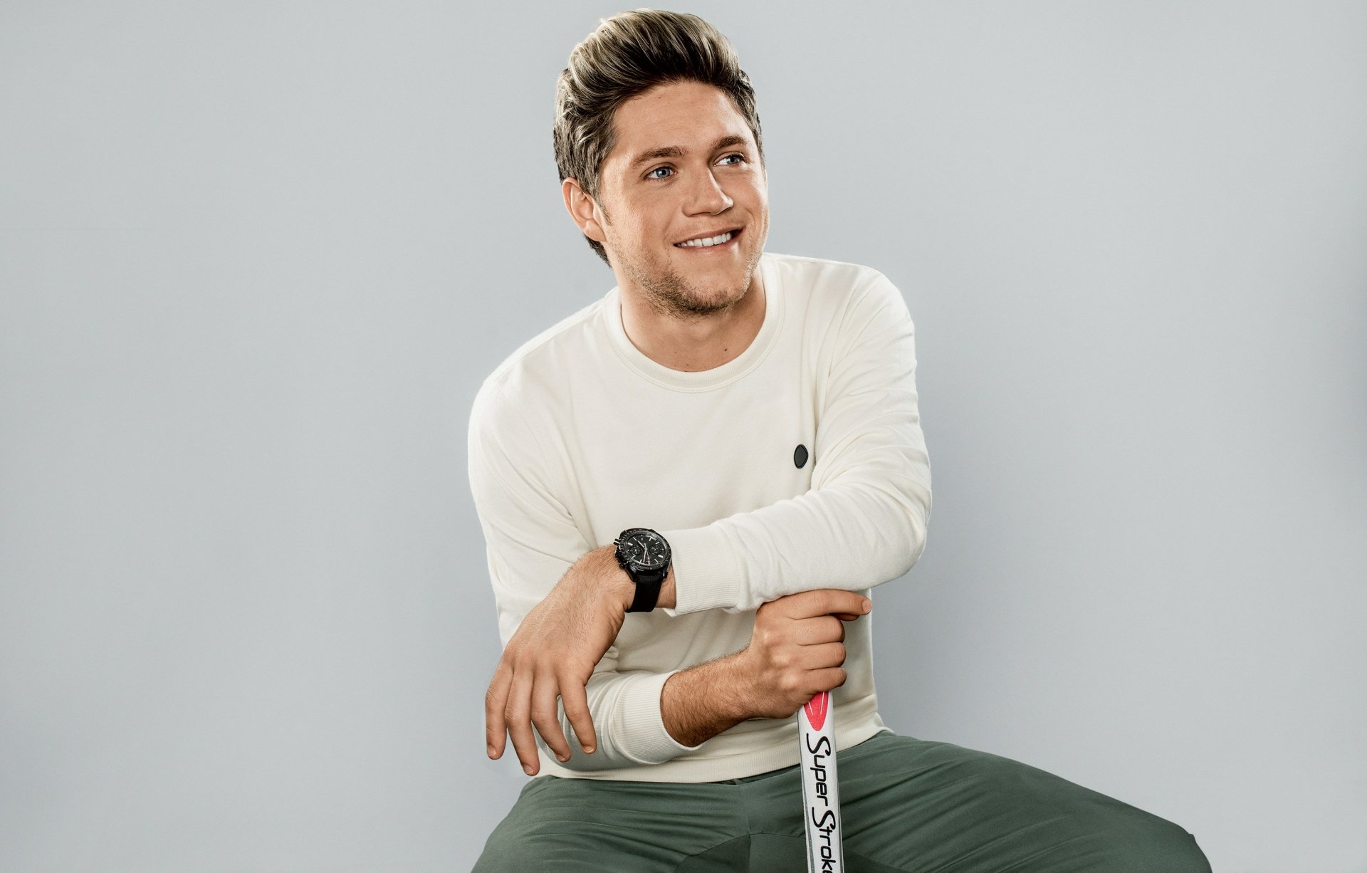 HD wallpaper featuring Niall Horan, smiling and dressed casually, creating a vibrant and inviting background for music lovers.
