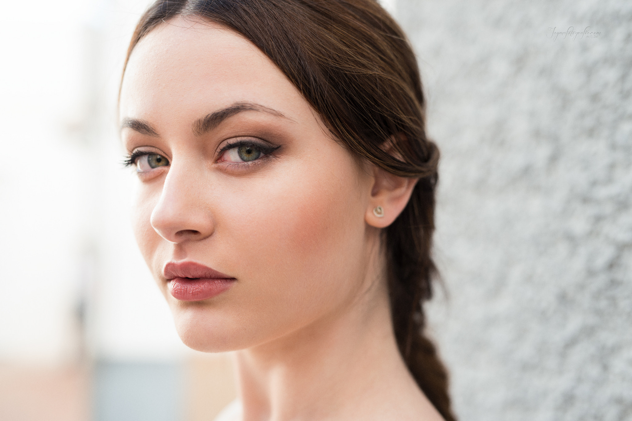 Download Blue Eyes Face Close-up Brunette Woman Model HD Wallpaper