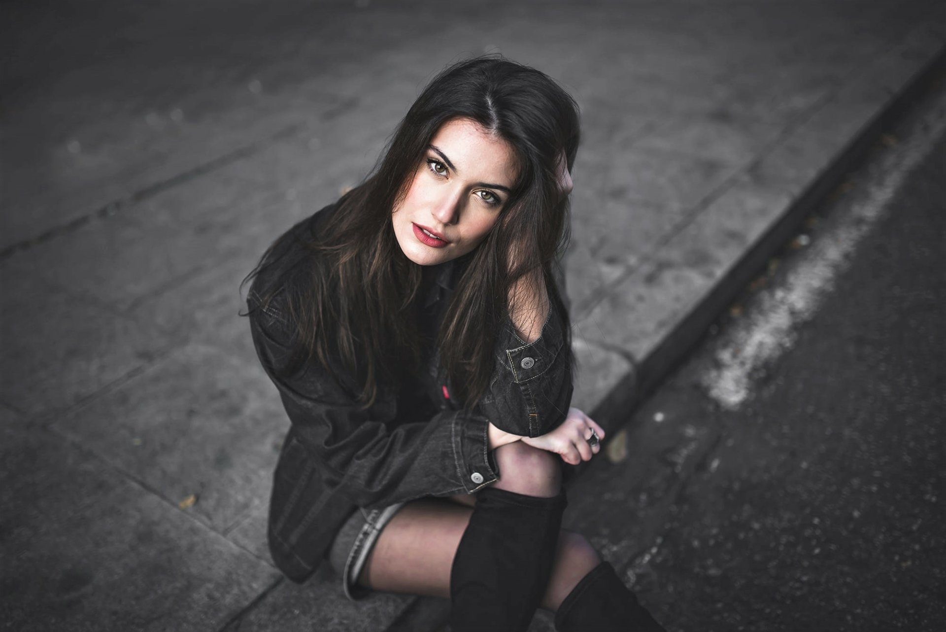 Download Lipstick Black Hair Sidewalk Woman Model HD Wallpaper by Nacho Zàitsev