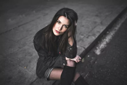lipstick black hair sidewalk woman model HD Desktop Wallpaper | Background Image