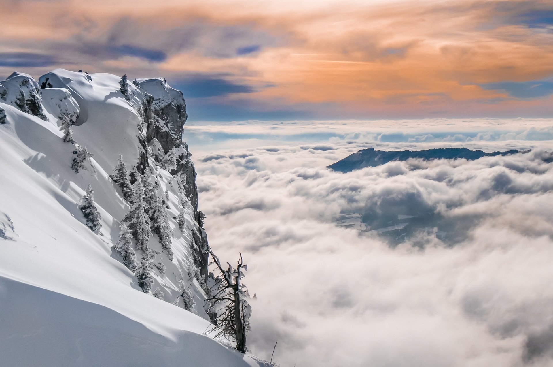Winter Horizon: Serene Snowy Peaks Above the Misty Fog – HD Nature ...