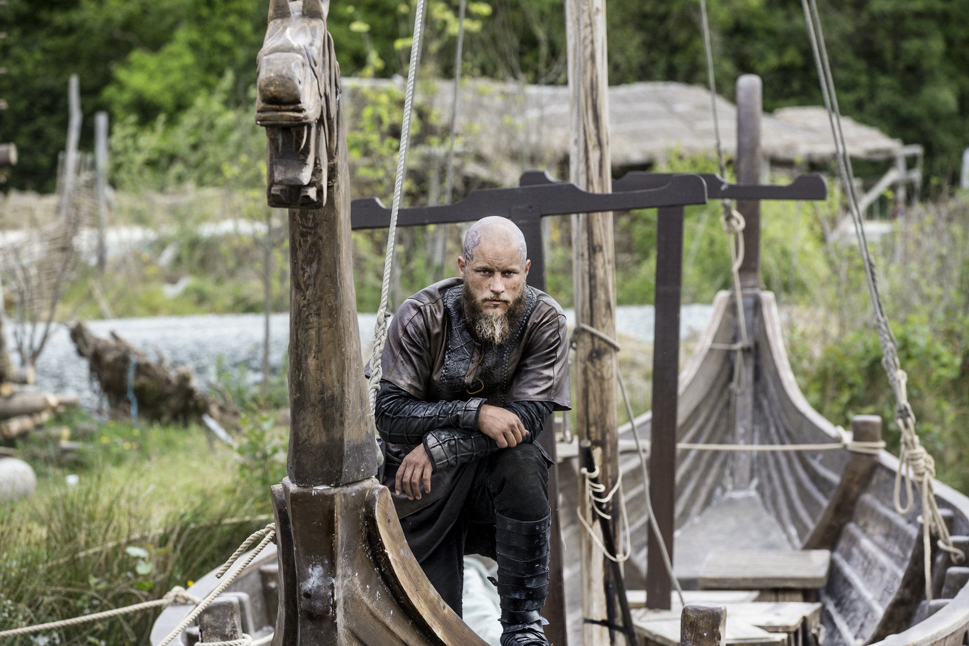 Download Travis Fimmel Ragnar Lothbrok TV Show Vikings (2013) HD Wallpaper