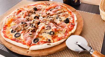 8K Ultra HD PC desktop wallpaper featuring a close-up of a freshly baked pizza topped with olives, mushrooms, and ham on a wooden serving board.