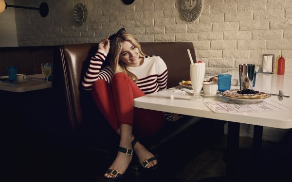 Celebrity Chloë Grace Moretz Actress Blonde American Long Hair Smile Sunglasses Milkshake HD Wallpaper | Background Image