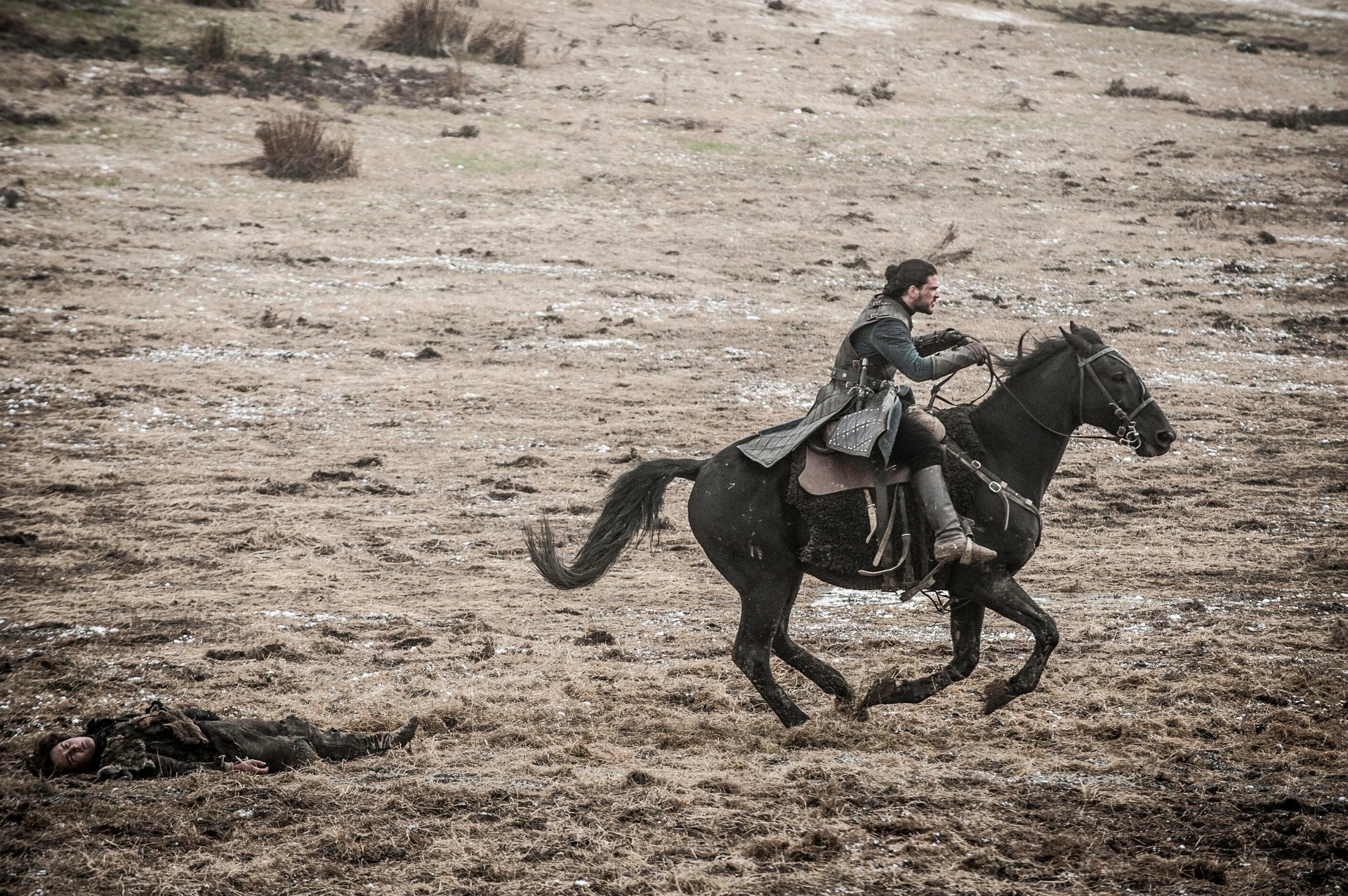 4K Ultra HD PC wallpaper: a cloaked warrior from the TV show Game of Thrones gallops a black horse across a windswept, snow-dusted field.