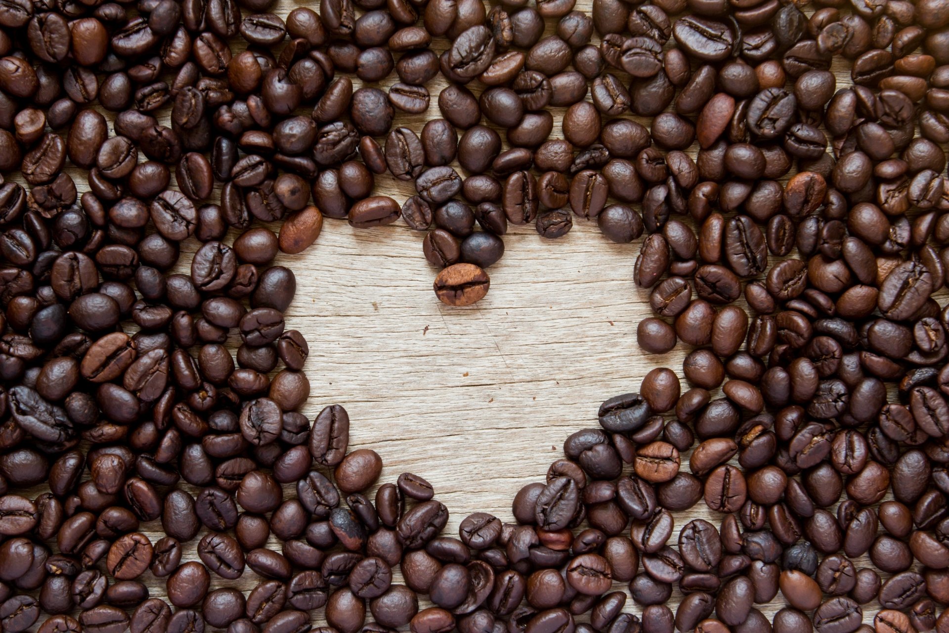 Coffee Bean Heart — 4K Ultra HD Still Life Wallpaper