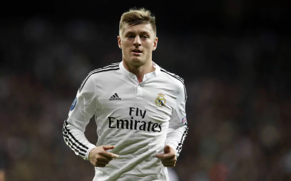 4K Ultra HD wallpaper of German soccer player Toni Kroos in a white Real Madrid jersey during a match.