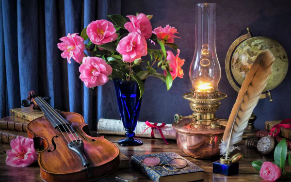 4K Ultra HD PC desktop wallpaper: still-life photography of a violin, blue vase of pink flowers, quill and scroll, oil lamp, globe, pocket watch and stacked books.