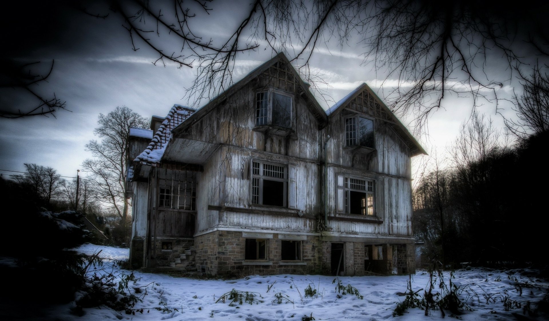 Old Abandoned House in Winter - EroFound