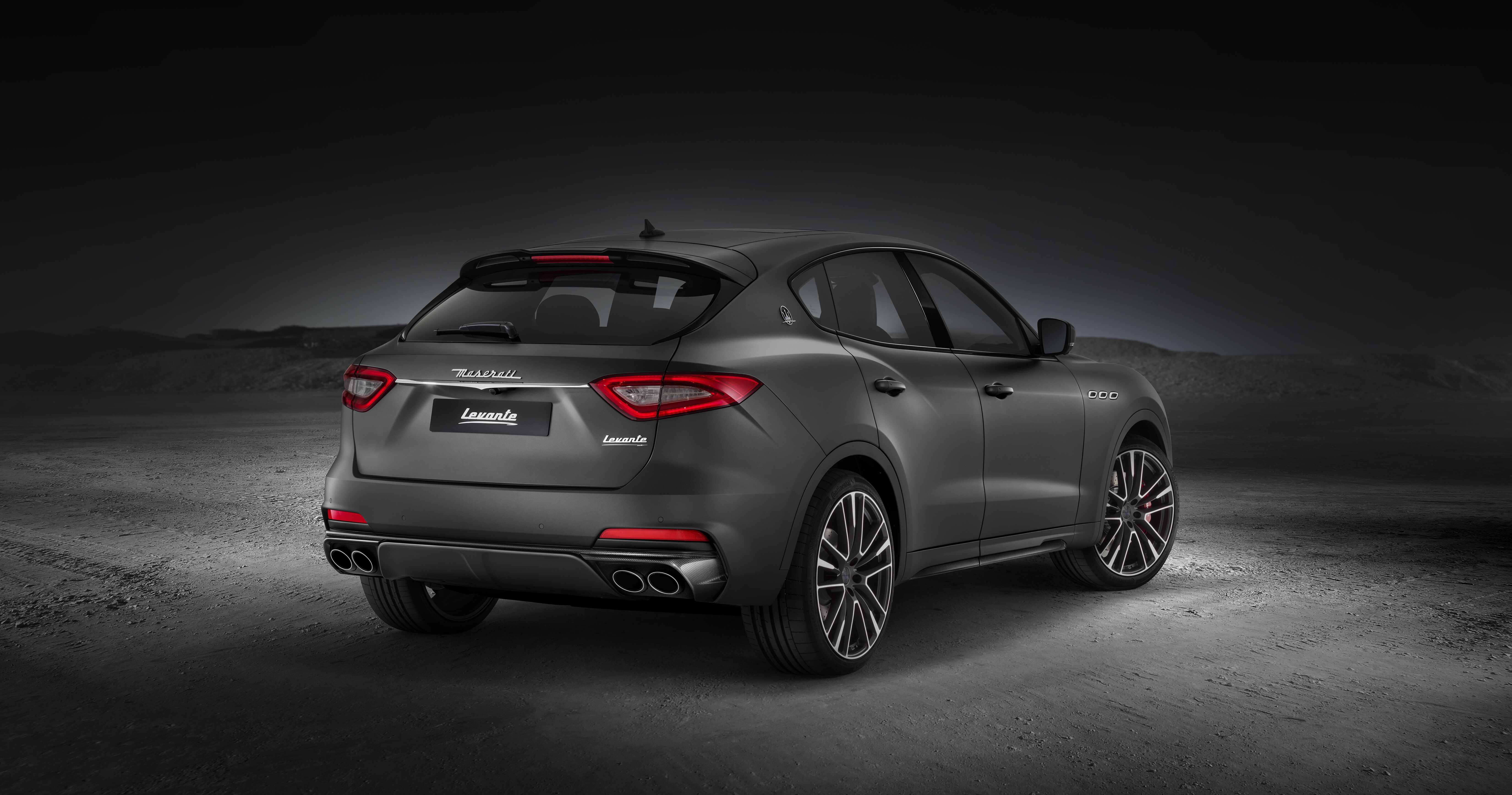 Maserati levante черный