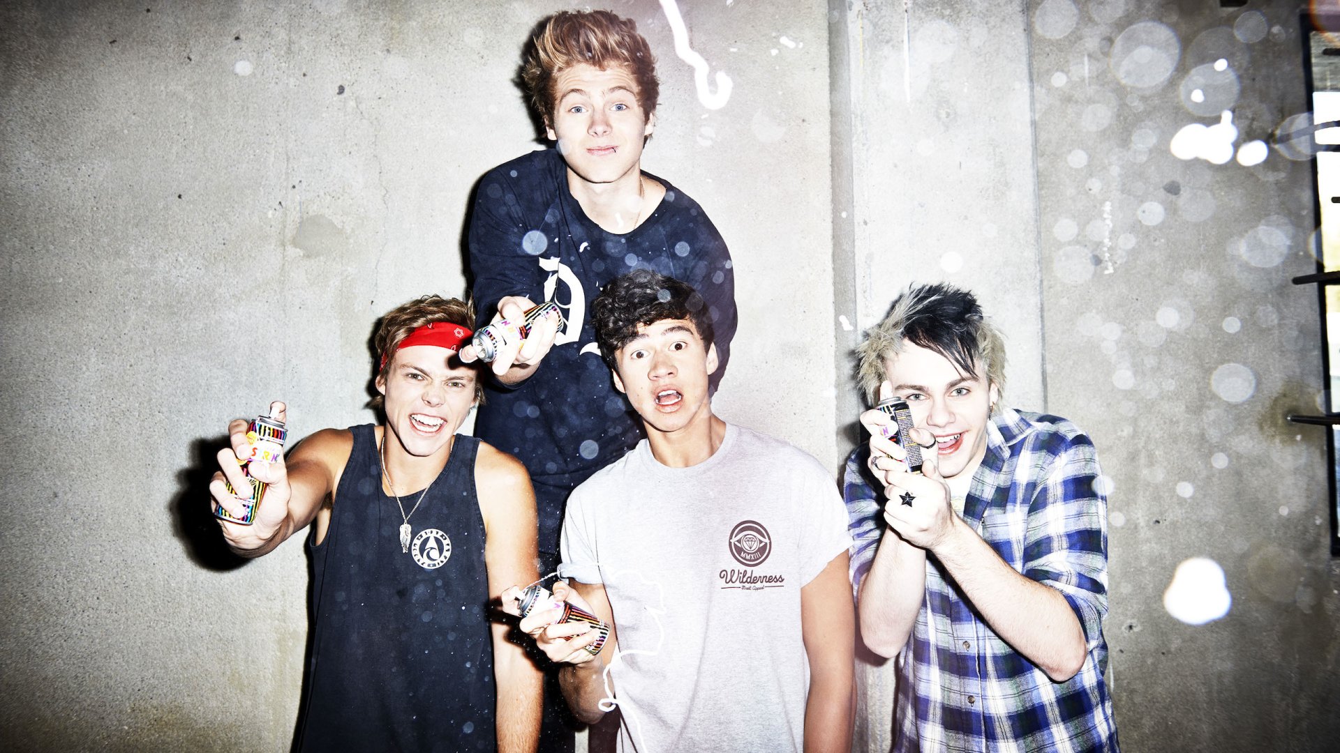 HD desktop wallpaper of 5 Seconds Of Summer band members posing with playful expressions and holding toy guns against a grungy backdrop.