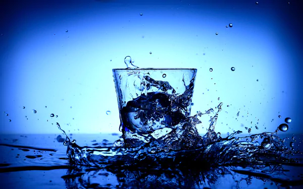 5K Ultra HD photography of a glass splash in blue water — striking PC desktop wallpaper background