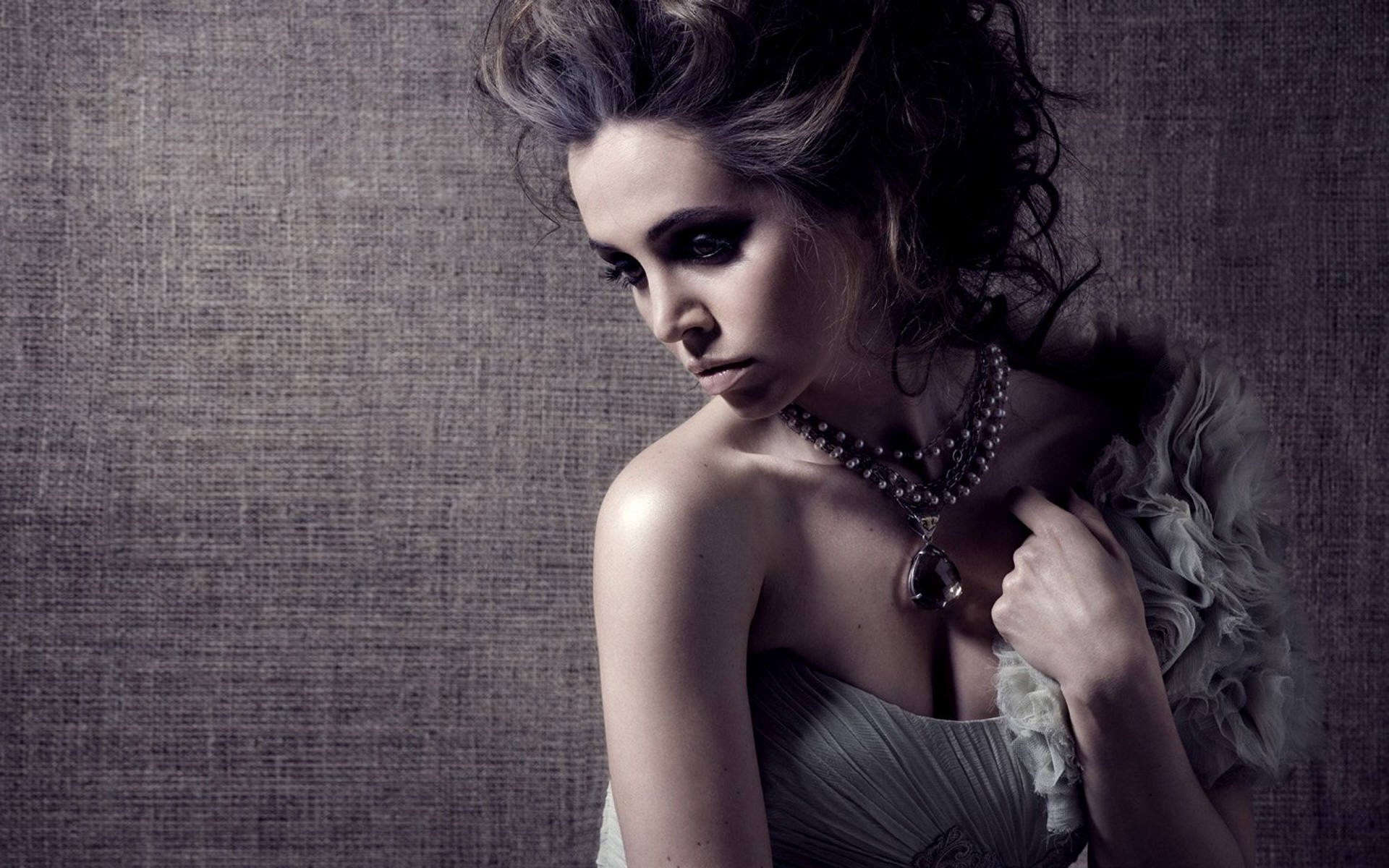 Download Celebrity Eliza Dushku HD Wallpaper