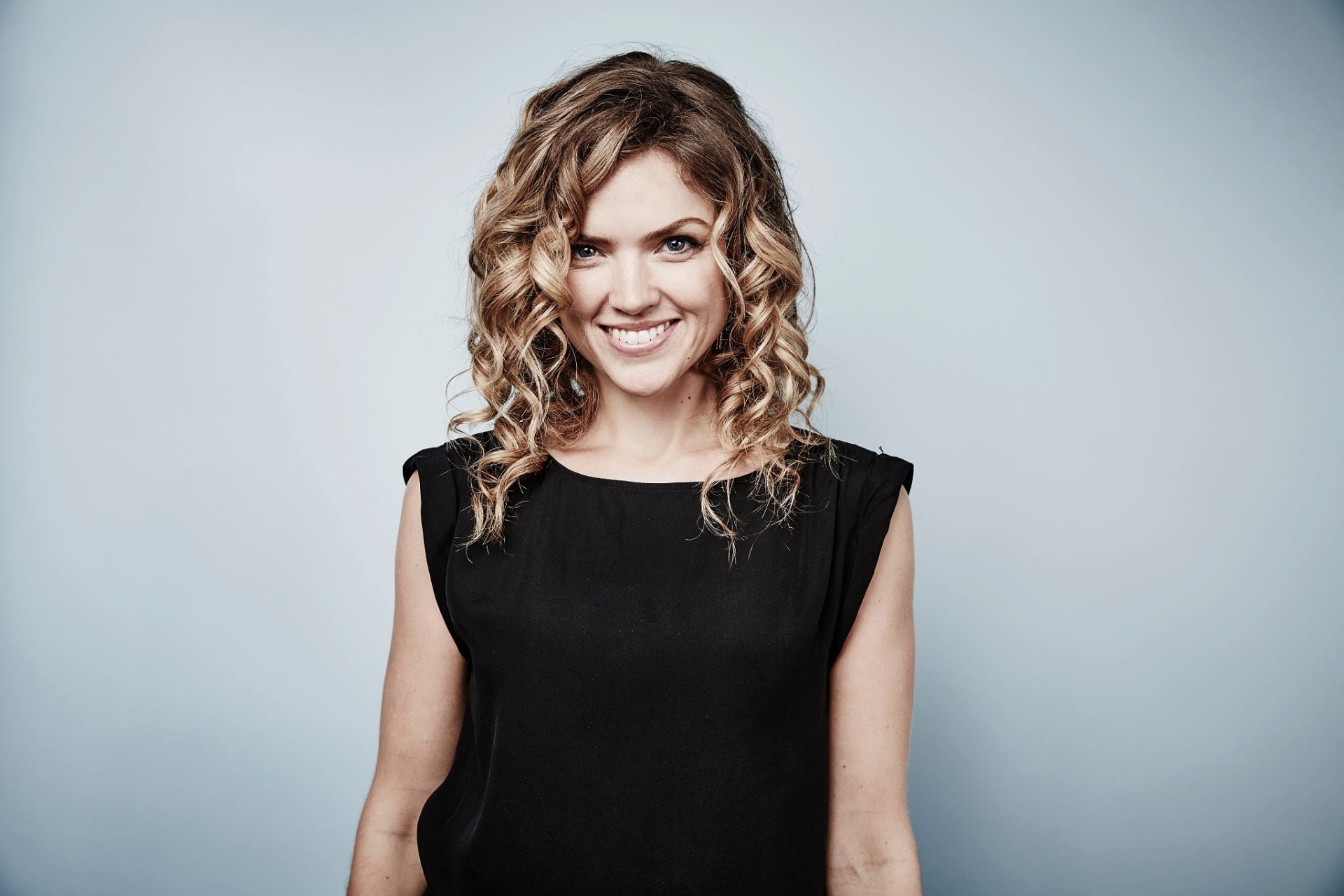 Download Blonde Smile British Actress Woman Erin Richards HD Wallpaper