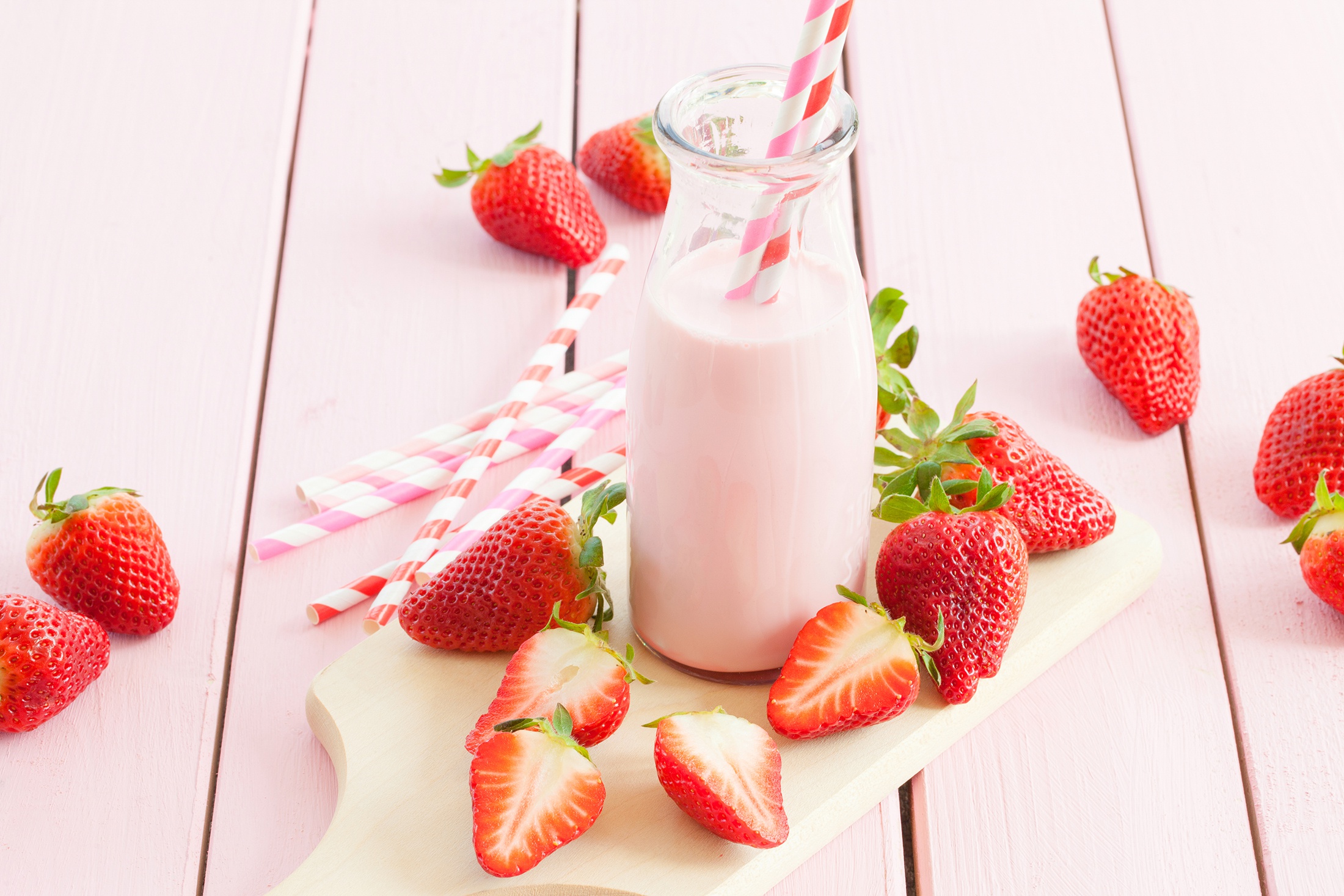 Strawberry milk wallpaper by Kirakiradolls on DeviantArt