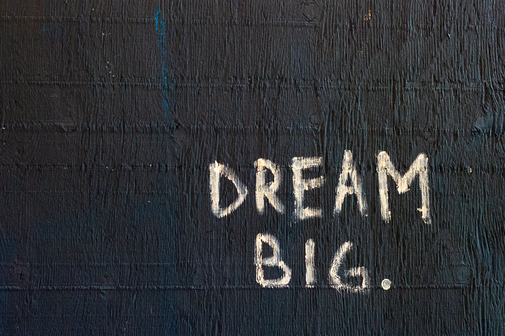 4K Ultra HD PC desktop wallpaper (Misc, motivational): white chalk-style DREAM BIG. on a dark textured background, minimalist inspirational design.